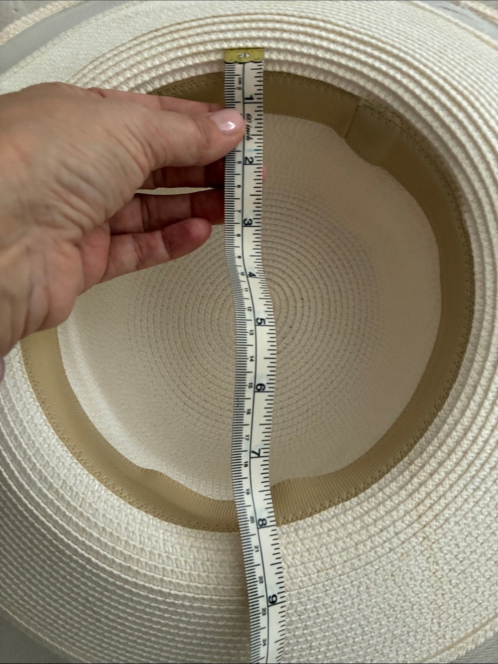 Elegant Women's Cream Sun Hat with Bee Accent - Picture 5 of 6